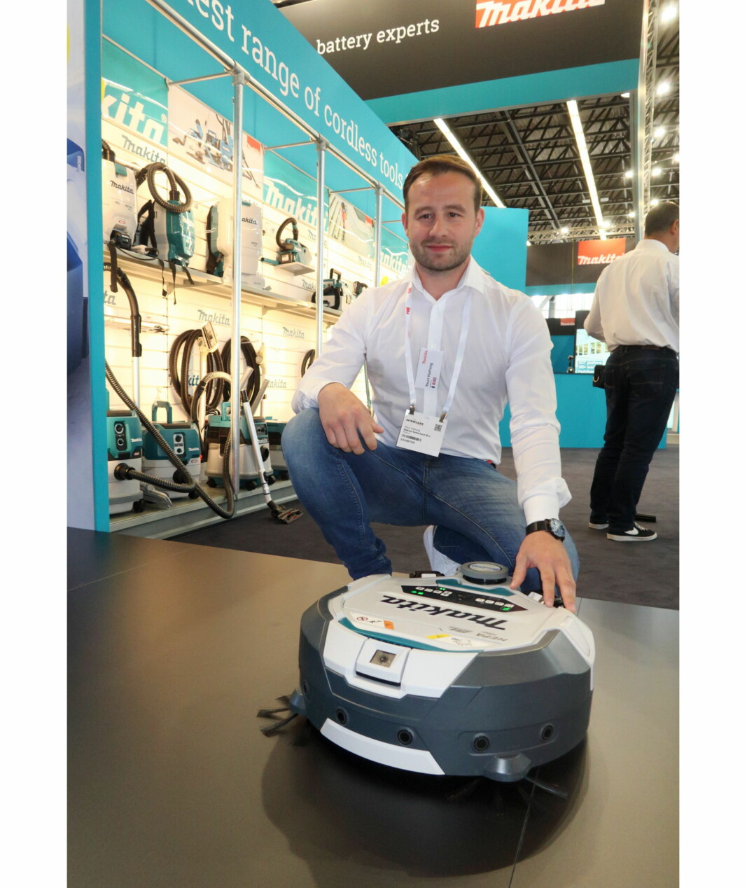 Youri Hartung fra Makita med roboten DRC 300, under messen Interclean Amsterdam 2022. Youri Hartung fra Makita med roboten DRC 300, under messen Interclean Amsterdam 2022.