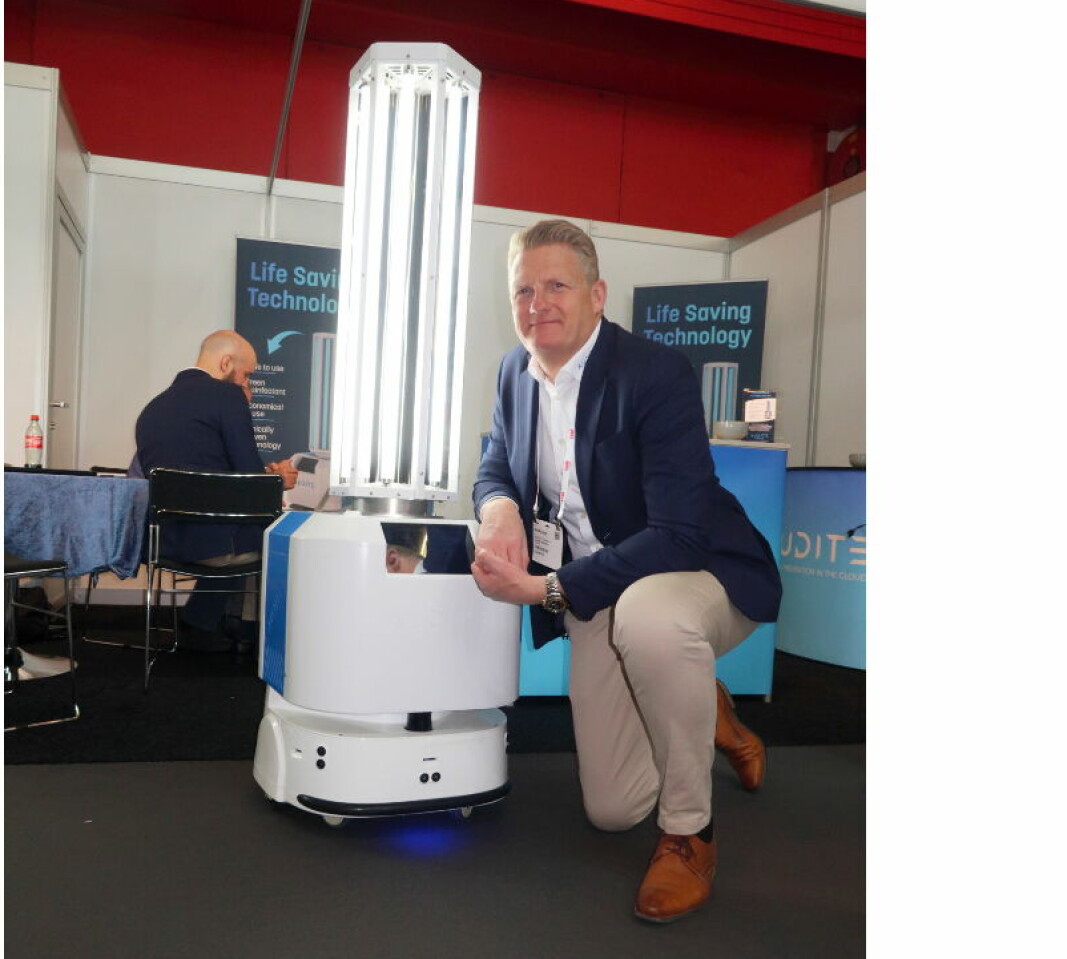 Jacob S. Niclassen fra Audite med roboten UVC Hybrid, under messen Interclean Amsterdam 2022. Jacob S. Niclassen fra Audite med roboten UVC Hybrid, under messen Interclean Amsterdam 2022.