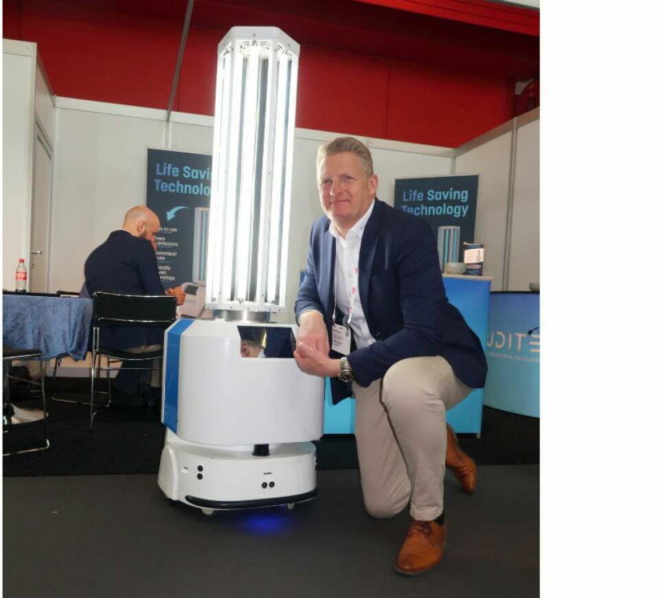 Jacob S. Niclassen fra Audite med roboten UVC Hybrid, under messen Interclean Amsterdam 2022.