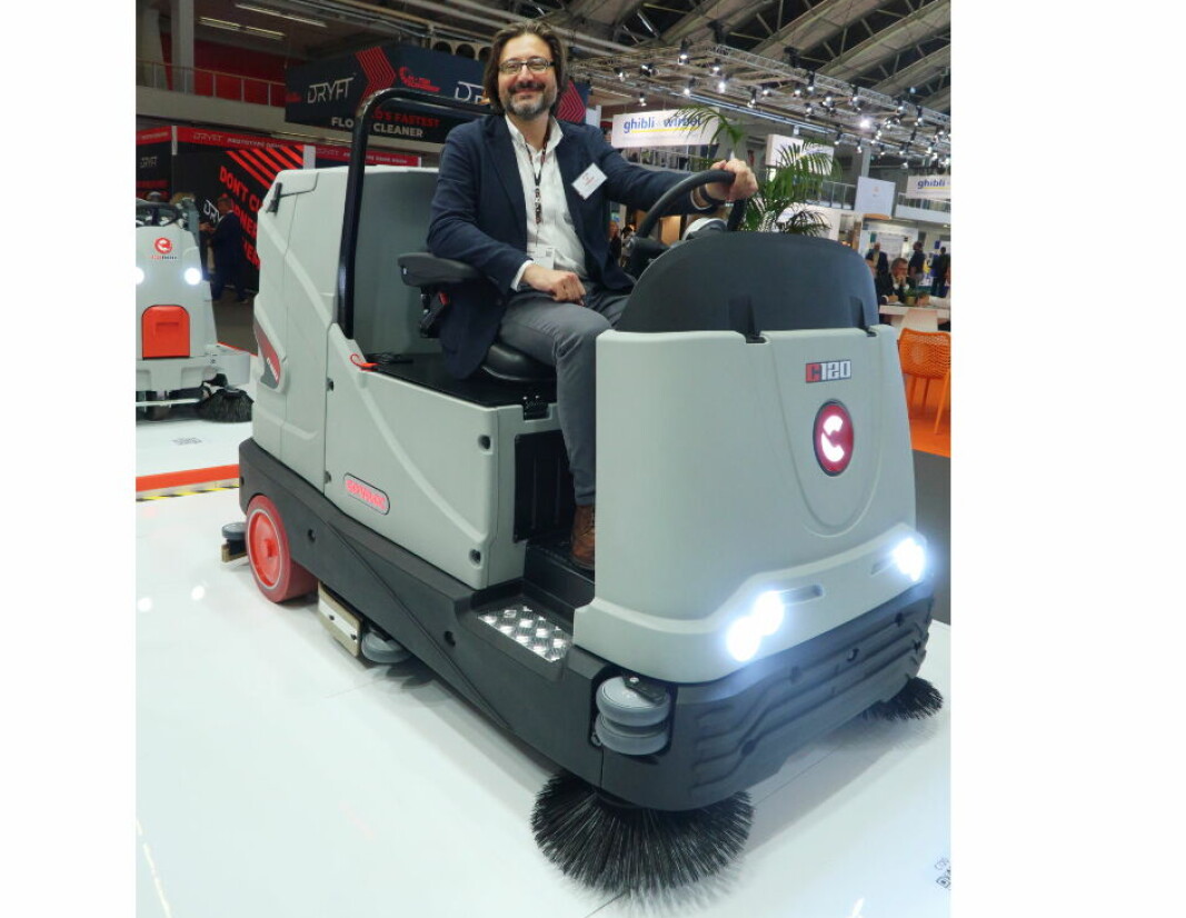 Allessandro Crivellaro fra Comac oppå maskinen C120, under messen Interclean Amsterdam 2022. Allessandro Crivellaro fra Comac oppå maskinen C120, under messen Interclean Amsterdam 2022.