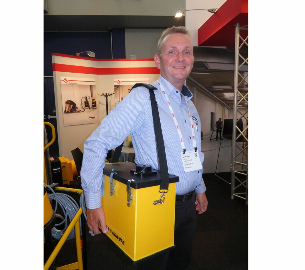 Lars Jensen hos V.Brøndum er selger for både Danmark og Norge. Her med støvsugeren Ronda Mini-Vac under messen Interclean Amsterdam 2022. Lars Jensen hos V.Brøndum er selger for både Danmark og Norge. Her med støvsugeren Ronda Mini-Vac under messen Interclean Amsterdam 2022.