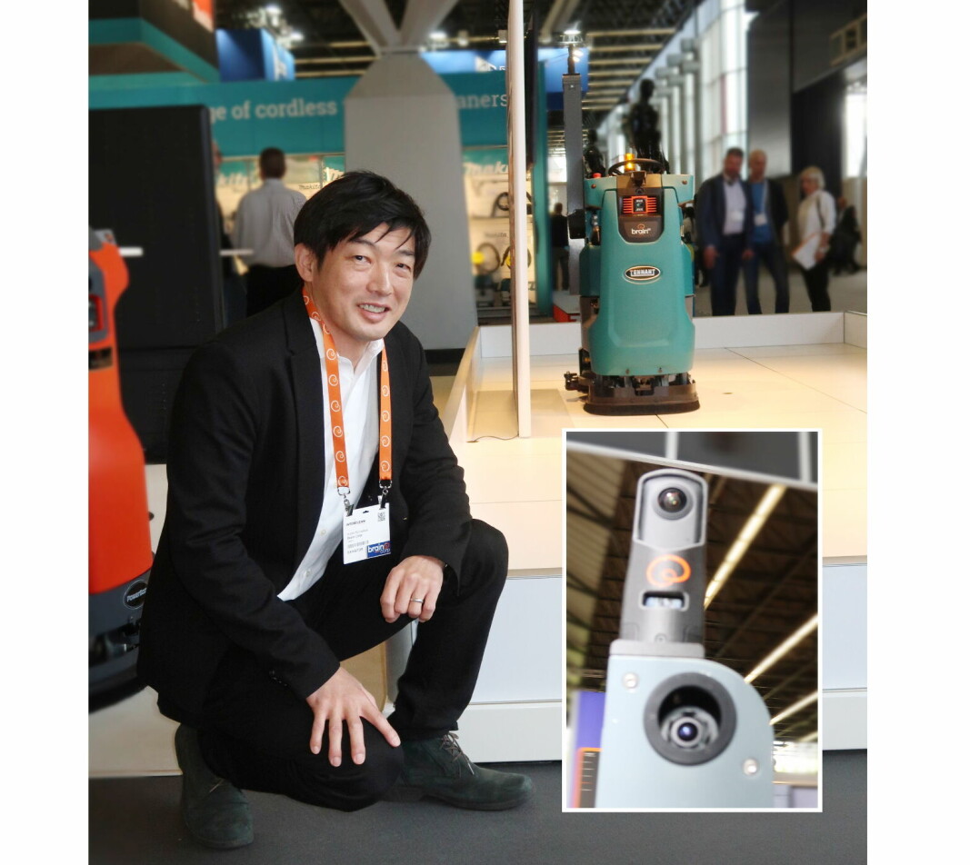Kojiro Kurosawa fra Brain Corp. med en Tennant-maskin bak til høyre. Denne er påmontert en mast (innfelt) som gir deg Inventory Scan. Her under messen Interclean Amsterdam 2022. Kojiro Kurosawa fra Brain Corp. med en Tennant-maskin bak til høyre. Denne er påmontert en mast (innfelt) som gir deg Inventory Scan. Her under messen Interclean Amsterdam 2022.