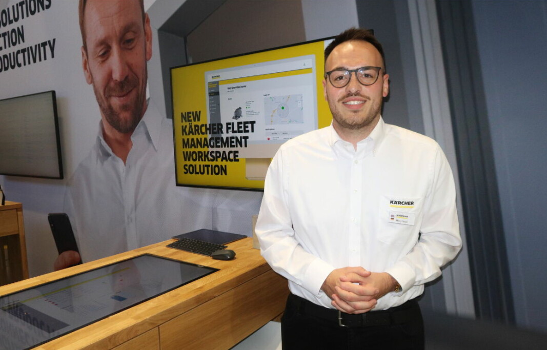 Marc Siegle med eksempel på Kärchers flåtestyring, her under messen Interclean Amsterdam 2022. Marc Siegle med eksempel på Kärchers flåtestyring, her under messen Interclean Amsterdam 2022.