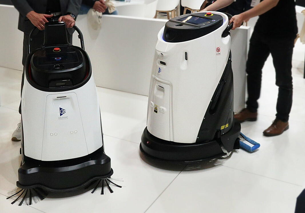 Moderne roboter kan gjerne utføre flere samtidige oppgaver. Roboten til venstre har støvsug med hjørnebørster for bruk på tepper. Den kan også brukes til børsting og tørrmopping (tilleggsutstyr) på harde gulv. Til høyre en robot for gulvvasking eller børsting og tørrmopping. Begge robotene kan fås med utstyr for å avgi duft eller desinfeksjonsmiddel. Moderne roboter kan gjerne utføre flere samtidige oppgaver. Roboten til venstre har støvsug med hjørnebørster for bruk på tepper. Den kan også brukes til børsting og tørrmopping (tilleggsutstyr) på harde gulv. Til høyre en robot for gulvvasking eller børsting og tørrmopping. Begge robotene kan fås med utstyr for å avgi duft eller desinfeksjonsmiddel.