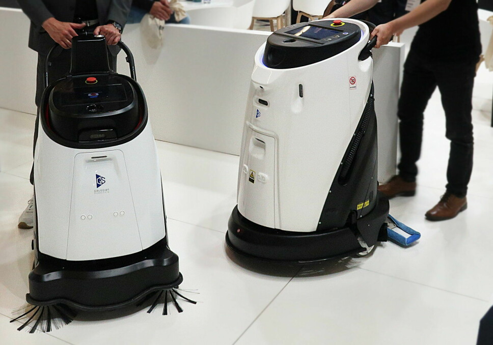 Moderne roboter kan gjerne utføre flere samtidige oppgaver. Roboten til venstre har støvsug med hjørne­børster for bruk på tepper. Den kan også brukes til børsting og tørr­mopping (tilleggsutstyr) på harde gulv. Til høyre en robot for gulvvasking eller børsting og tørrmopping. Begge robotene kan fås med utstyr for å avgi duft eller desinfeksjons­middel.