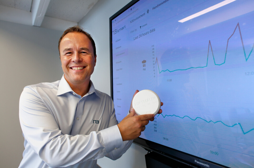 Christer Eskedal forklarer at støvsensoren måler hvert 3. minutt. Sammen med f.eks. CO2-målinger, gir dette en god pekepinn på når det er behov for mer dyptgående renhold enn vanlig. Noen ganger er det faktisk nødvendig å utføre grundig støvrenhold flere ganger på rad, viser erfaringsdata fra sensorene. Christer Eskedal forklarer at støvsensoren måler hvert 3. minutt. Sammen med f.eks. CO2-målinger, gir dette en god pekepinn på når det er behov for mer dyptgående renhold enn vanlig. Noen ganger er det faktisk nødvendig å utføre grundig støvrenhold flere ganger på rad, viser erfaringsdata fra sensorene.