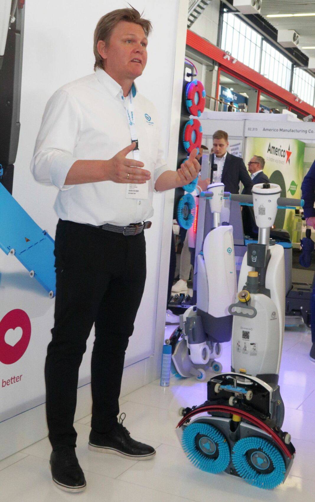 Jesper Koch fra i-team Global med oppgradert i-mop som blant annet kan stå av seg selv. Jesper Koch fra i-team Global med oppgradert i-mop som blant annet kan stå av seg selv.