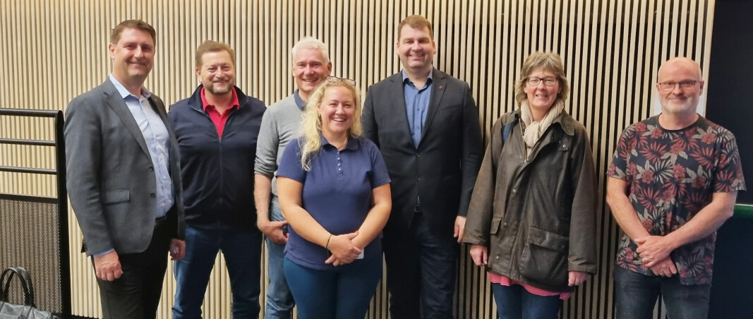 Noen av de involverte: Fra venstre Frank Brundtland Steder (sjefsforsker ved FFI), Tore Rismyhr (salgsdirektør i Airthings), Hans Petter Grette (rådgiver i SoftOx Defense Solutions), Erika Liutkeviciene (renholdsleder i Hemsedal kommune), Stephan Gundersen (kommunaldirektør i Hemsedal), Sølvi Aalrust (hovedverneombud i Hemsedal) og Odd Magne Anderdal (leder for Hemsedal Eigedom). Noen av de involverte: Fra venstre Frank Brundtland Steder (sjefsforsker ved FFI), Tore Rismyhr (salgsdirektør i Airthings), Hans Petter Grette (rådgiver i SoftOx Defense Solutions), Erika Liutkeviciene (renholdsleder i Hemsedal kommune), Stephan Gundersen (kommunaldirektør i Hemsedal), Sølvi Aalrust (hovedverneombud i Hemsedal) og Odd Magne Anderdal (leder for Hemsedal Eigedom).