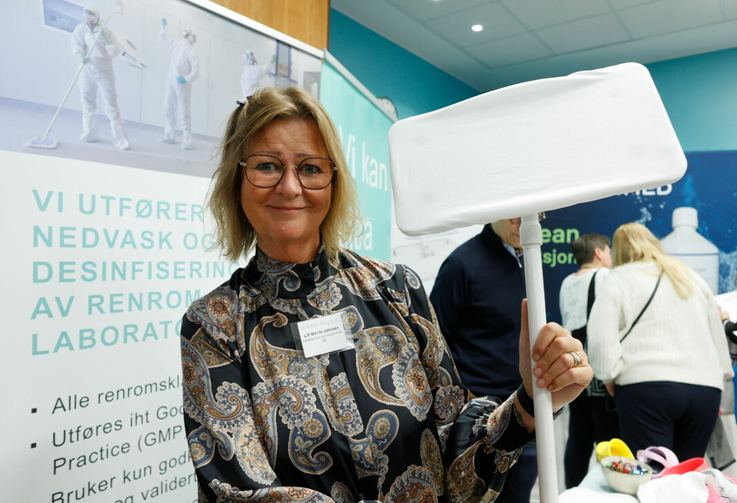 Barbro Reiersøl med mopp for renrom. Barbro Reiersøl med mopp for renrom.