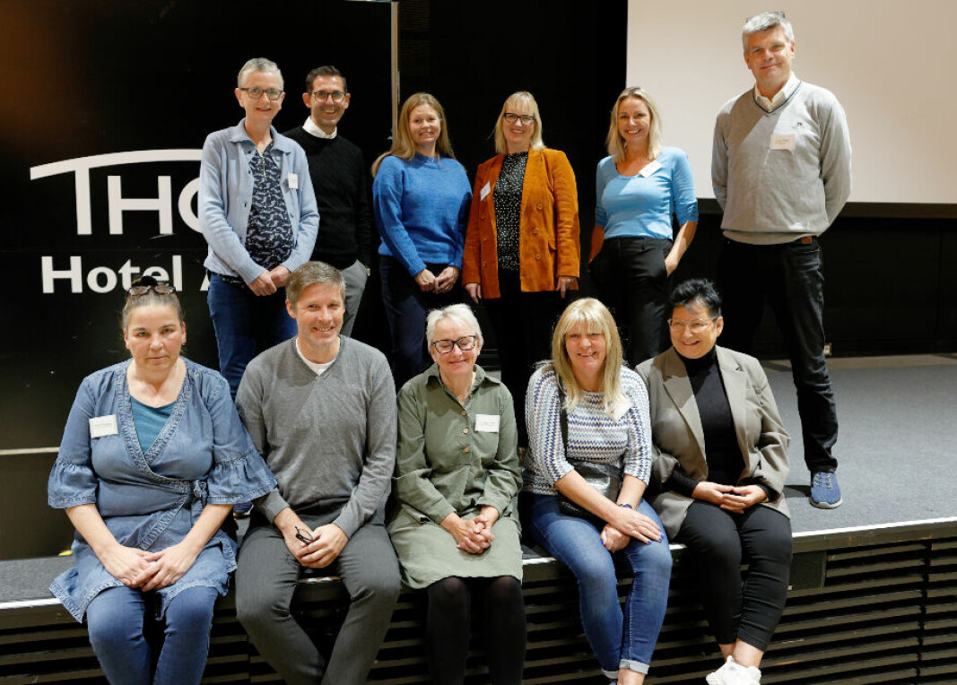 Styret i Forum for Sykehusrenhold 2022-23, her fotografert under Seminar for Sykehusrenhold 21-23/9-2022. Bak fra venstre: Sigfrid Johannessen (SUS), Frank Opsanger (SUS, styreleder), Merethe Striger (St.Olav), Rigmor Lukkassen (OUS), Katrine Lefdalsnes (HUS), Jonny Rikstad (HUS). Foran fra venstre: Kristine Torgersen (OUS), Trond Nisja (St.Olav), Nina Elisabeth Lauritzen (SUS), Monica Stenholen (OUS), Sissel Evensen (UNN). I tillegg til inneværende styre, har også tidligere styremedlemmer og andre bidratt til NS 6600. Styret i Forum for Sykehusrenhold 2022-23, her fotografert under Seminar for Sykehusrenhold 21-23/9-2022. Bak fra venstre: Sigfrid Johannessen (SUS), Frank Opsanger (SUS, styreleder), Merethe Striger (St.Olav), Rigmor Lukkassen (OUS), Katrine Lefdalsnes (HUS), Jonny Rikstad (HUS). Foran fra venstre: Kristine Torgersen (OUS), Trond Nisja (St.Olav), Nina Elisabeth Lauritzen (SUS), Monica Stenholen (OUS), Sissel Evensen (UNN). I tillegg til inneværende styre, har også tidligere styremedlemmer og andre bidratt til NS 6600.