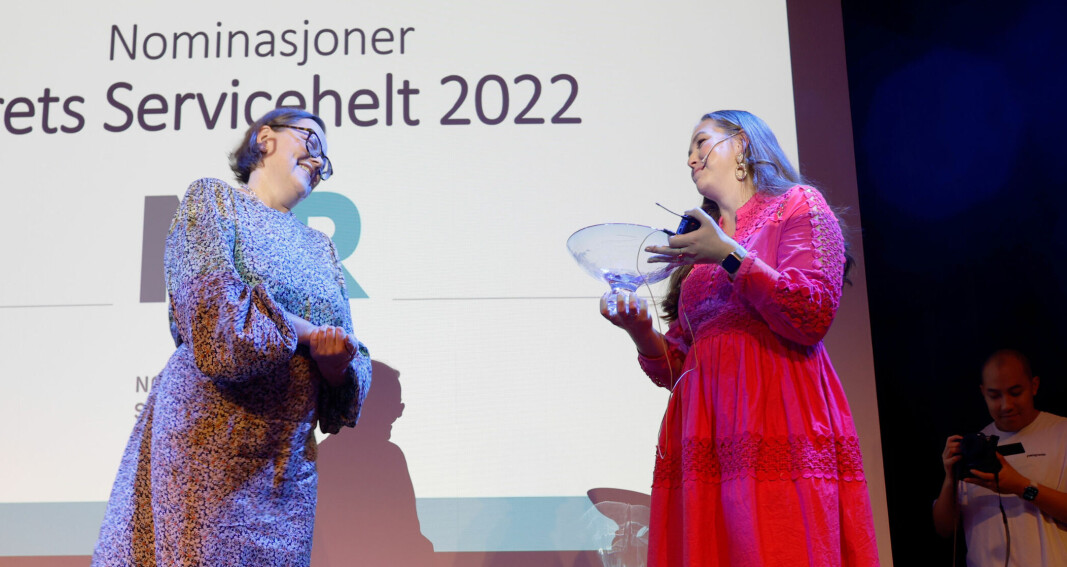 Ellen Nygard fra Handelshøyskolen ved OsloMet (t.v.) mottar utmerkelsen fra NFSR-leder Mari Røed. For ordens skyld fikk Nygard «Bransjeprisen 2020» selv om det står «Servicehelt» på skjermen i bakgrunnen. Ellen Nygard fra Handelshøyskolen ved OsloMet (t.v.) mottar utmerkelsen fra NFSR-leder Mari Røed. For ordens skyld fikk Nygard «Bransjeprisen 2020» selv om det står «Servicehelt» på skjermen i bakgrunnen.