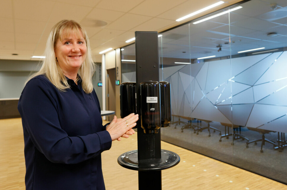 Nina-Monica Johnsen hos Essity har installert alle sensorene i Helsehuset i Nordhordland. Før installeringen tydet målinger ved Helsehuset på at ca. 98 prosent av dispenser­sjekkingen var unødvendig.