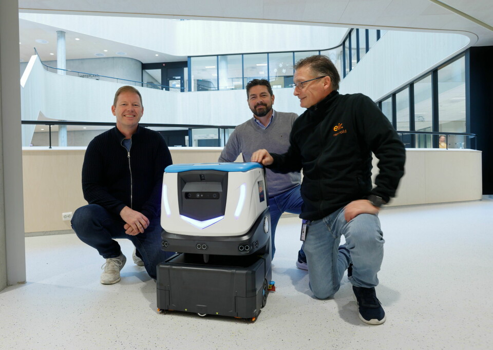 Bilde av Tore André Kalvik, Claes A. Morken og Kenneth Glesnes med gulvvaskerobot.