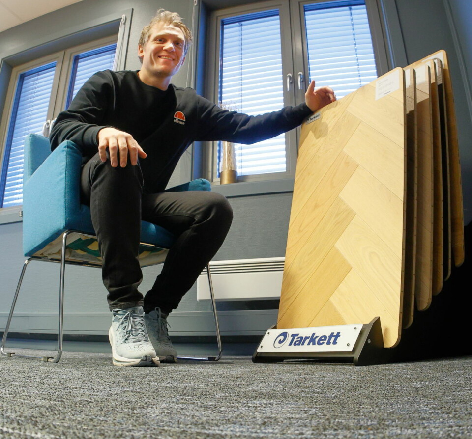 Lars Adrian Nilsson hos Tarkett. Bilde av Lars Adrian Nilsson på teppegulv