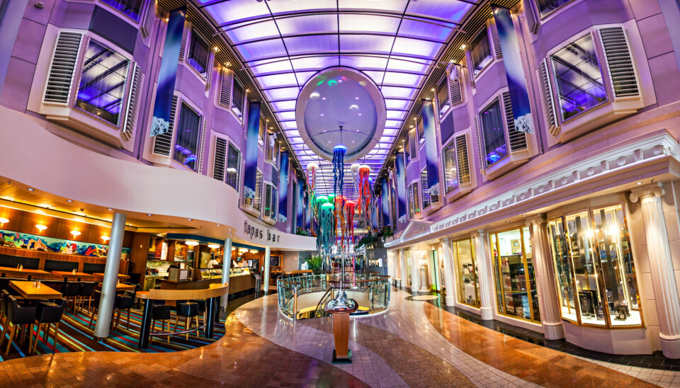 Fra serverings- og shopping-promenaden i skipet Color Fantasy. Illustrasjonsbilde fra skipets promenade-gate.