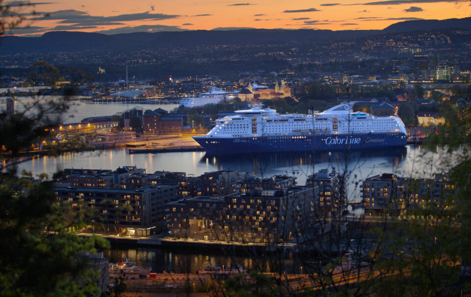 Avstandsbilde av de to fergene tatt fra et høydedrag i Oslo.