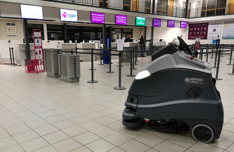 Selvkjørende gulvrengjøringsmaskin i drift på Torp Lufthavn.