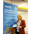 Emilie Bang holder ett nettbrett med appen Moply