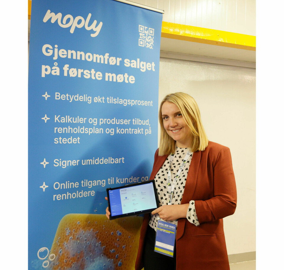 Emilie Bang holder ett nettbrett med appen Moply