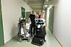 De to sammen med en renholdsrobot